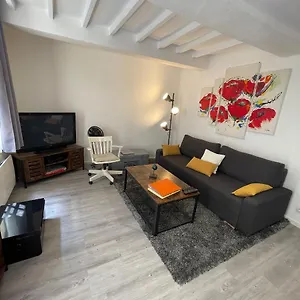 Intra-muros Bien Situe Et Agreable A Proximite Des Theatres Appartement